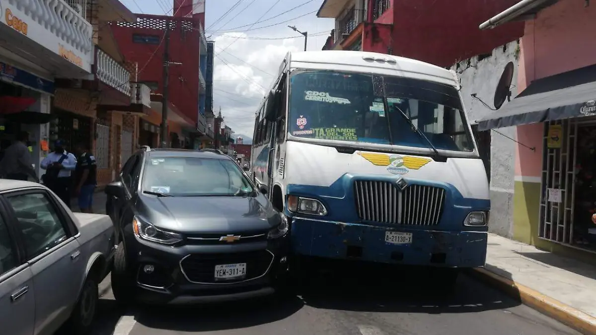 Choca autobús con camioneta y bloquea circulación